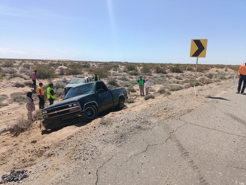 Volcadura de dos vehículos en tramo carretero