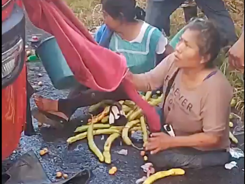 Volcadura de Mototaxi, dejó 2 personas lesionadas