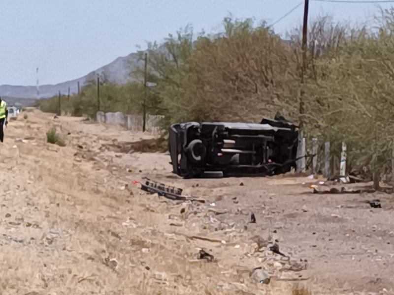Volcadura de pick up deja tres personas lesionadas