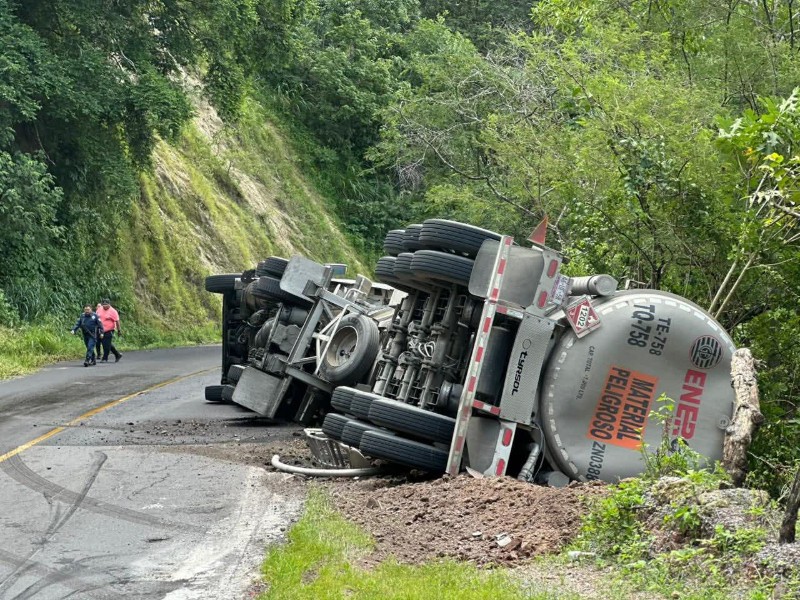 Volcadura de pipa con combustible en carretera Villa de Álvarez-Minatitlán