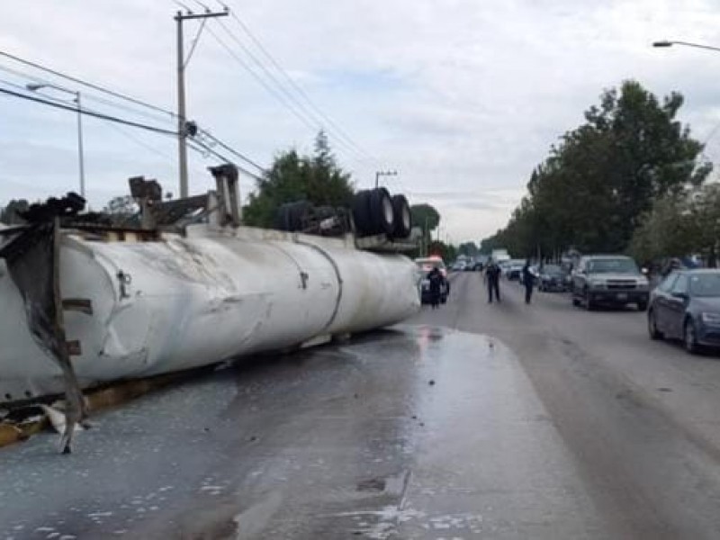 Volcadura de pipa de cloro afecta tránsito en parque industrial