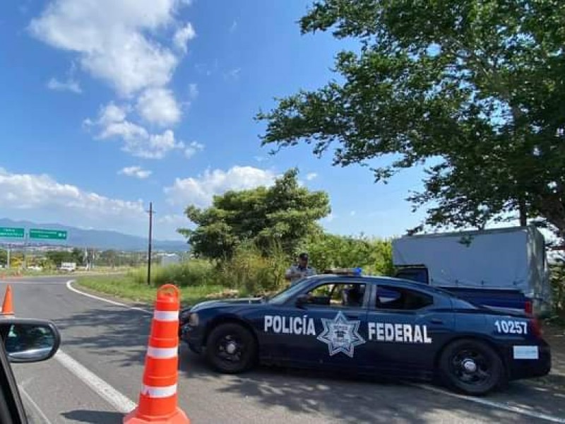 Volcadura de pipa ocasiona cierre de carretera en Nayarit