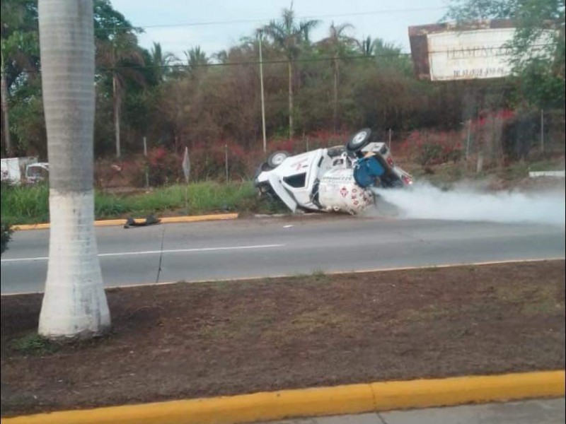 Volcadura de pipa provoca cierre de vialidad en BadeBa