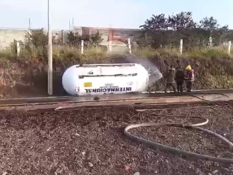 Volcadura de pipa provoca cierre en la México puebla