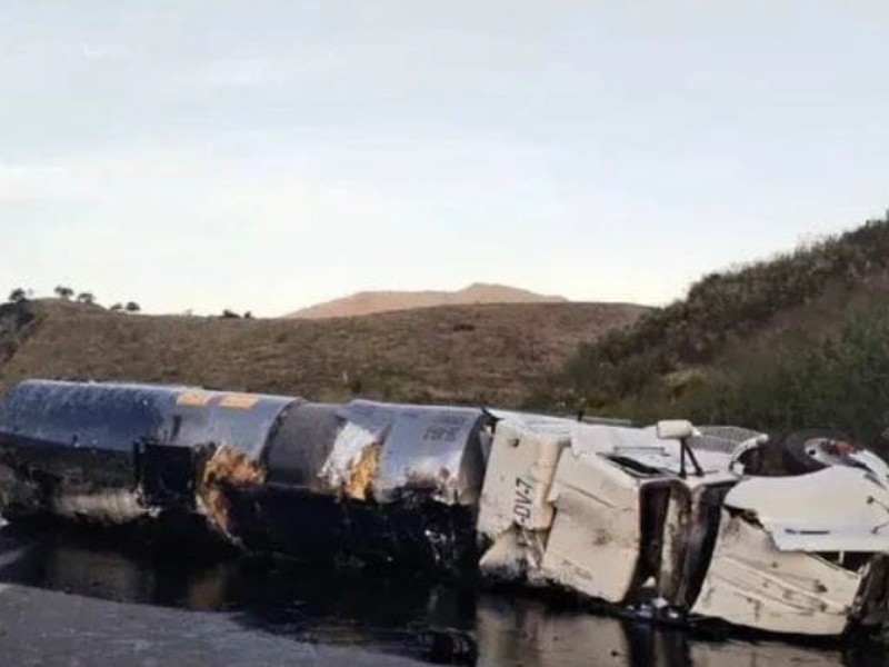 Volcadura de pipa provoca cierre total en la autopista Puebla–Orizaba