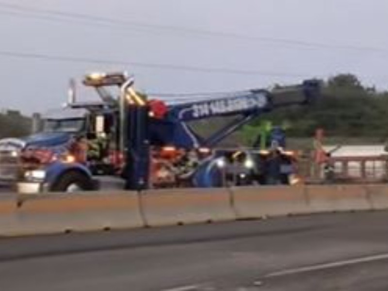 Volcadura de pipa sobre autopista Colima-Manzanillo, sin daños