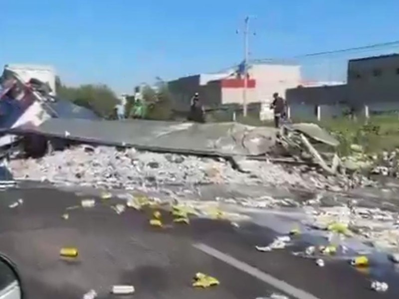 Volcadura de remolque con cerveza desata rapiña en la Méx-Pue
