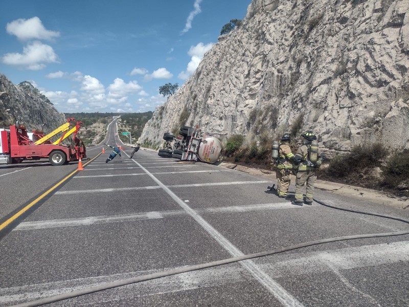 Volcadura de remolque provoca el cierre de la supercarretera Durango-Mazatlán