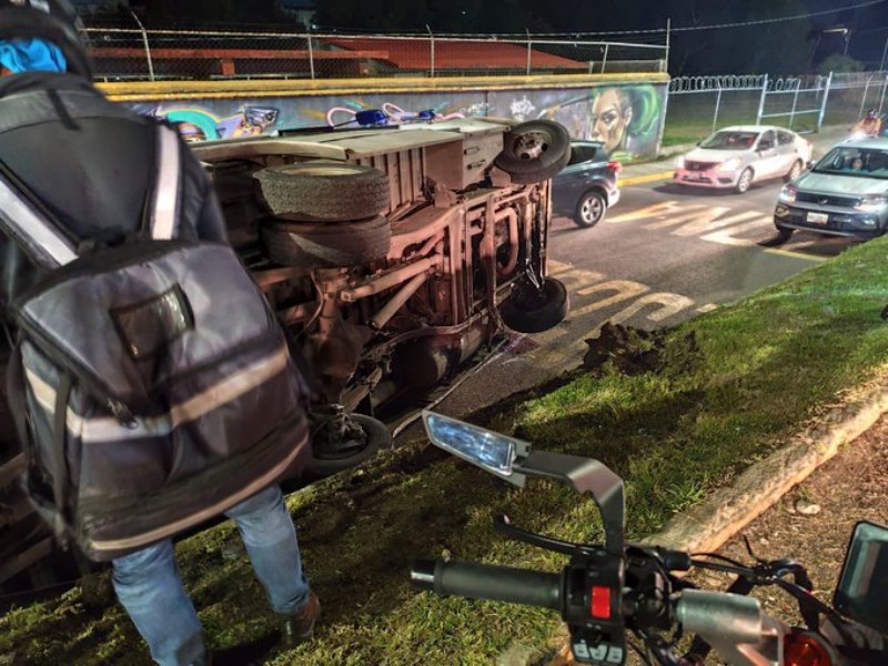 Volcadura de Ruta 52 en Xonacatepec deja hasta 30 heridos
