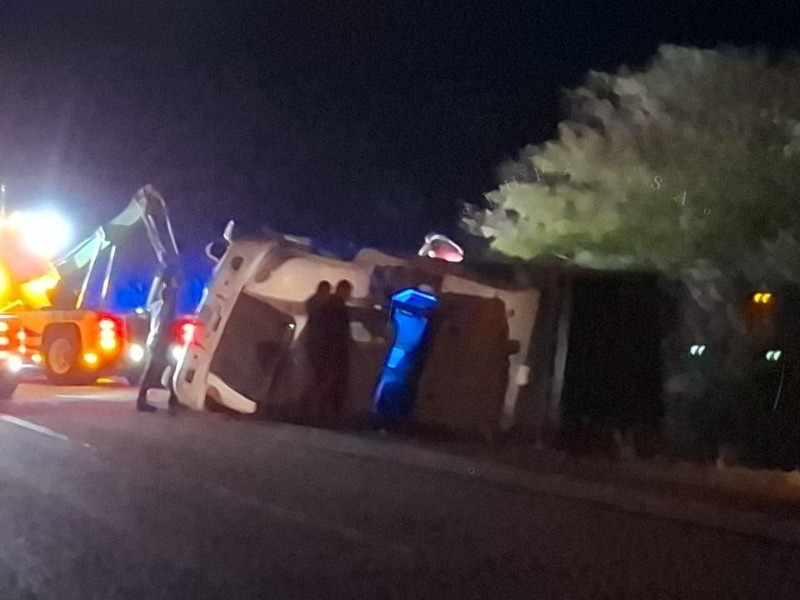 Volcadura de tractocamión deja dos heridos en carretera Tehuantepec–Jalapa
