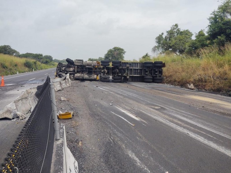 Volcadura de tractocamión paralizó carretera Xalapa-Veracruz; esto transportaba