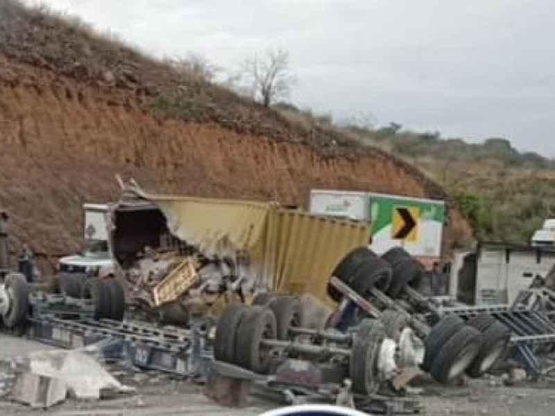 Volcadura de tráiler bloquea autopista Guadalajara-Colima, cerca de Acatlán