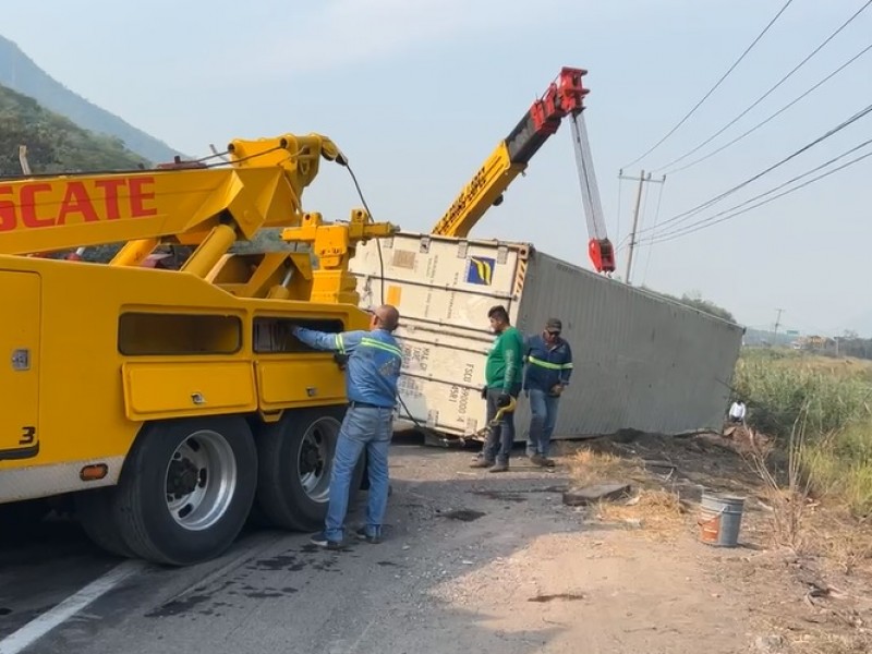 Volcadura de tráiler bloquea carril de autopista  Colima-Manzanillo