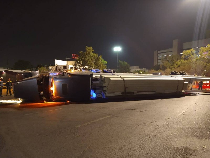 Volcadura de tráiler causa caos vial en Circuito Interior