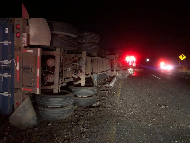 Volcadura de tráiler causa cierre parcial de autopista Manzanillo-Colima