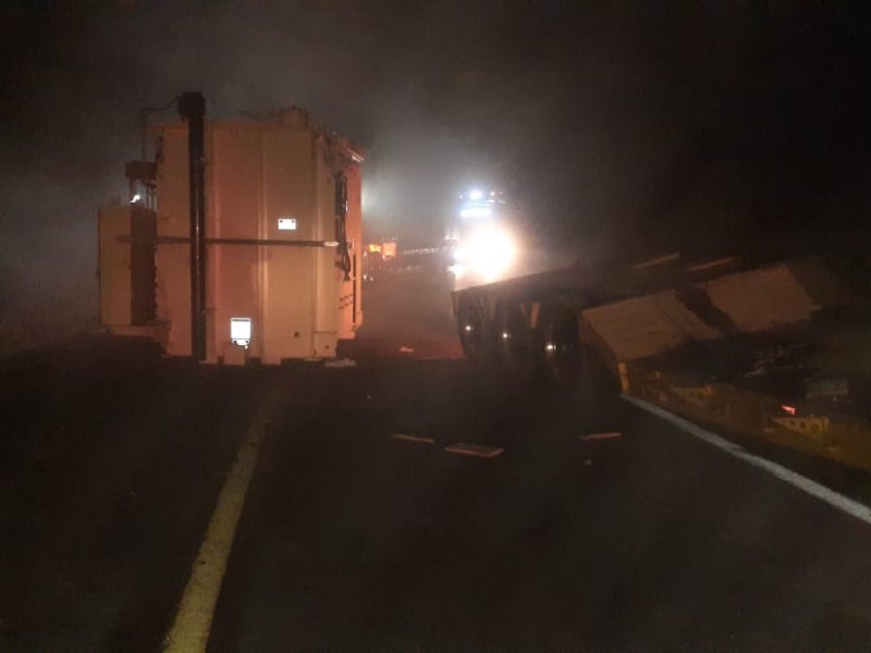 Volcadura de tráiler cierra circulación en carretera federal 200