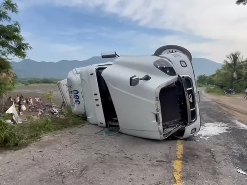 Volcadura de tráiler con aceites genera rapiña en Carretera Federal 200