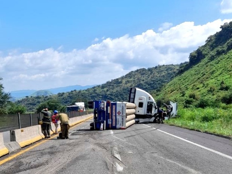 Volcadura de tráiler con material peligroso provoca cierre de la Autopista Tepic-Guadalajara