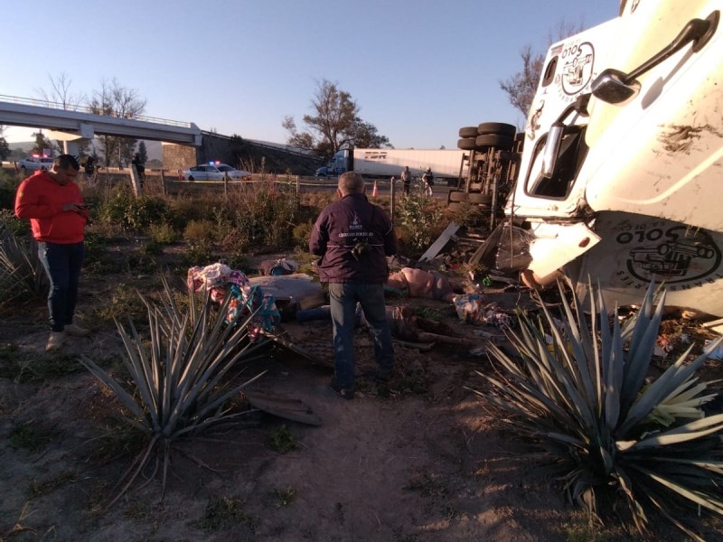 Volcadura de tráiler dejó tres personas sin vida en Ocotlán