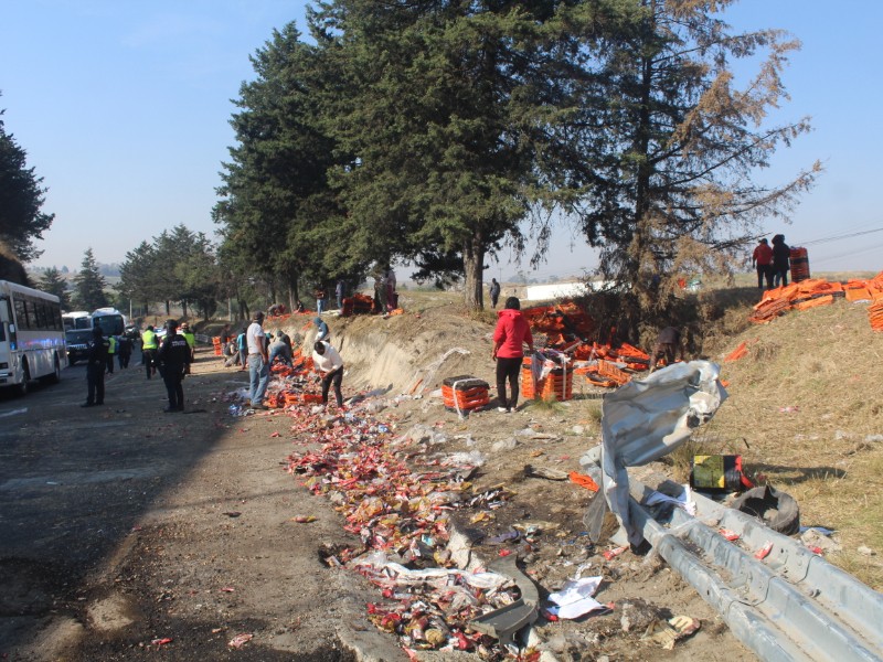 Volcadura de tráiler dejó actos de rapiña en la Toluca-Atlacomulco