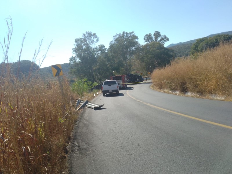 Volcadura de tráiler dejó dos personas fallecidas