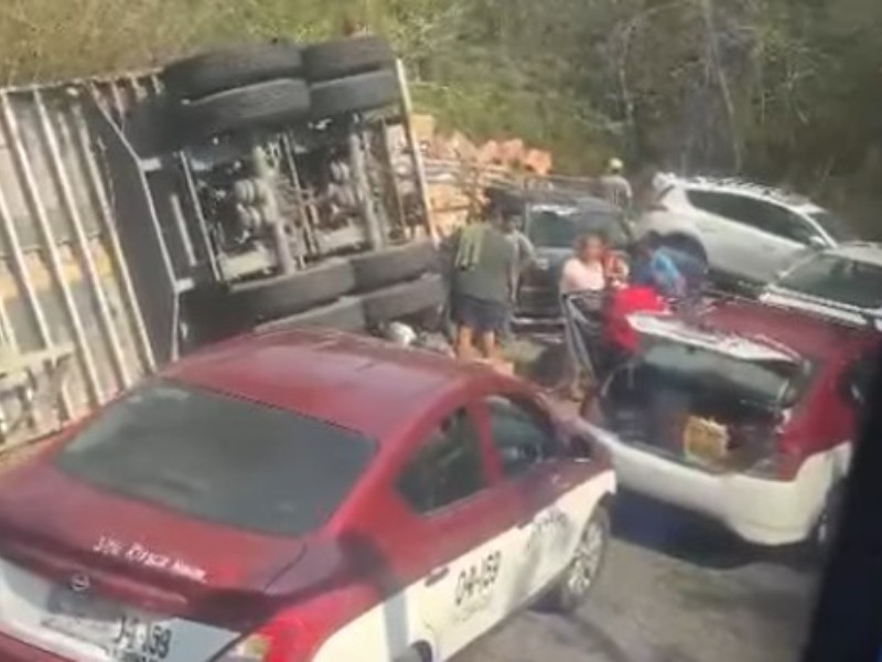 Volcadura de tráiler en Huatulco-Salina Cruz genera riesgo y rapiña registrada