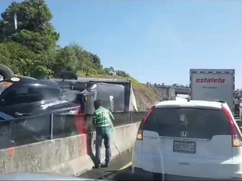 Volcadura de tráiler en libramiento de Xalapa