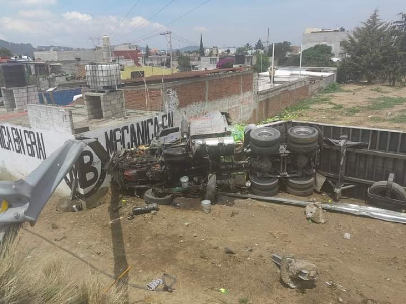 Volcadura de trailer en Periférico-Ecológico deja lesionado a conductor