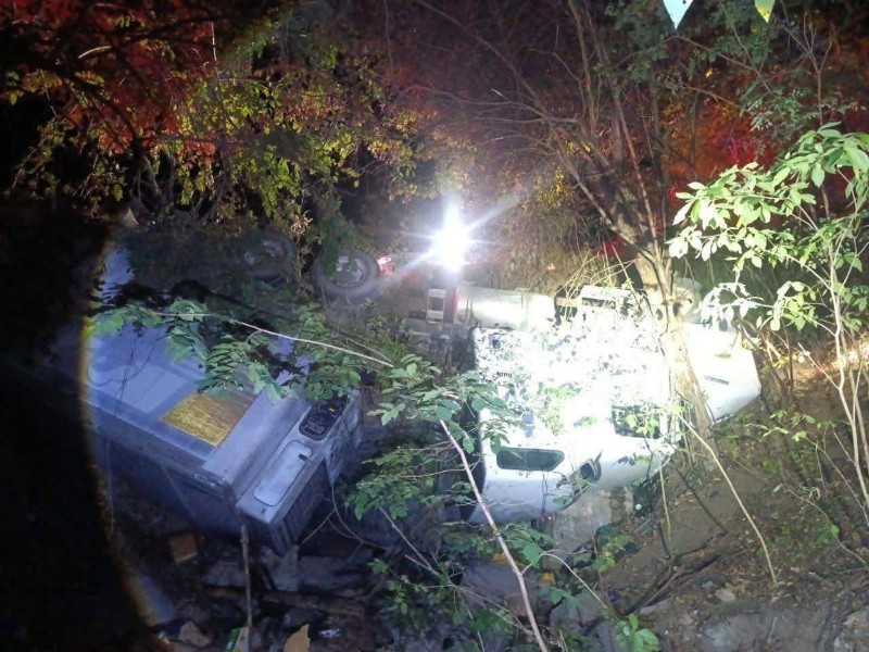 Volcadura de tráiler en ruta Salina Cruz-Huatulco desata rapiña ciudadana