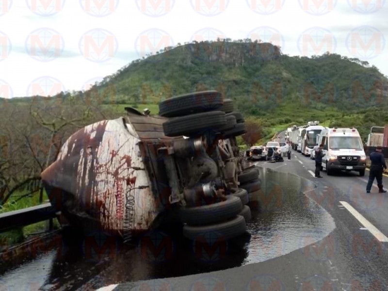 Volcadura de tráiler en SAMAO deja 4 lesionados