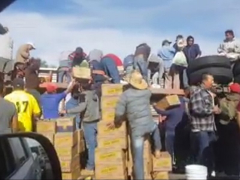 Volcadura de tráiler genera rapiña en la capital