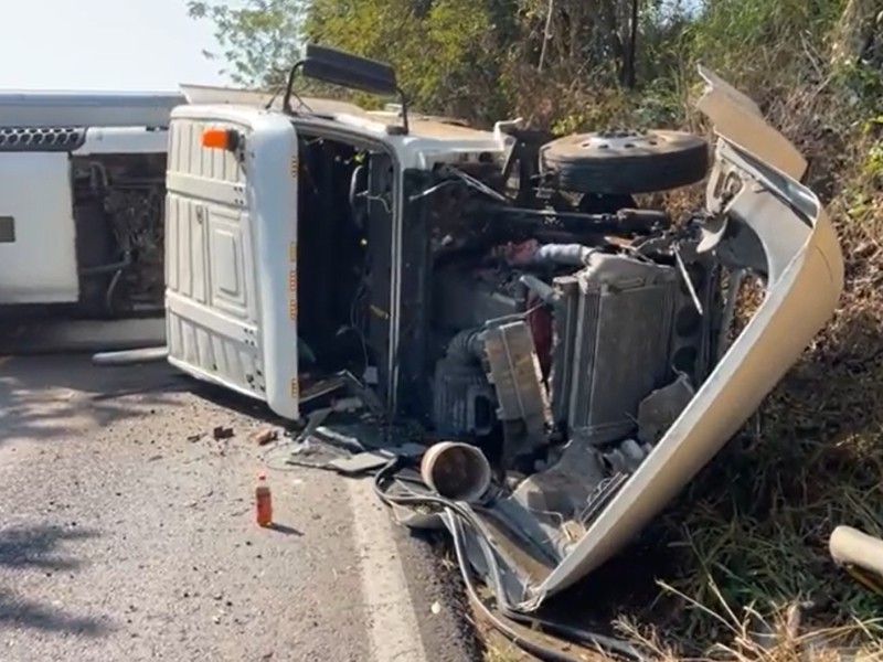 Volcadura de tráiler mantiene cerrada la carretera Tepic-Mazatlán