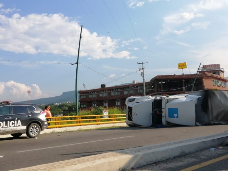 Volcadura de tráiler ocasiona tremendo caos vial