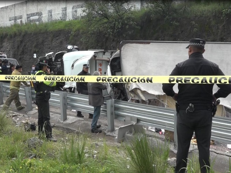 Volcadura de tráiler paraliza siete horas la autopista Toluca-Atlacomulco