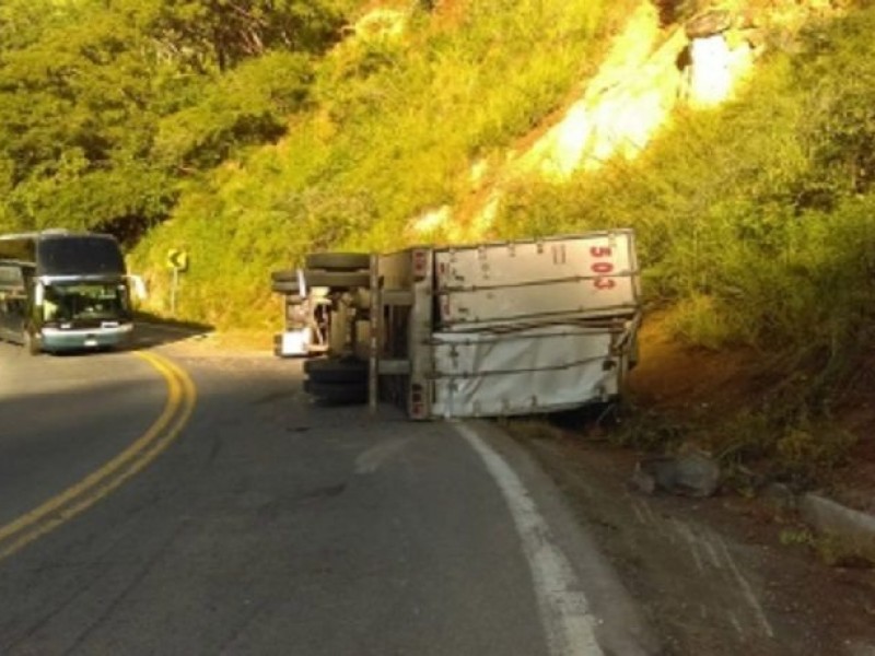 Volcadura de tráiler provoca cierre de carretera Tepic-Vallarta