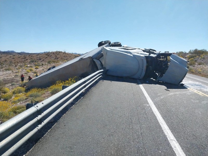 Volcadura de tráiler sobre la carretera San Luis-Sonoyta