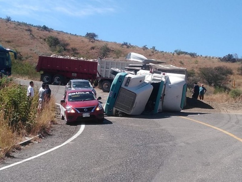 Vuelca trailer Km 32 tramo Oaxaca-Istmo