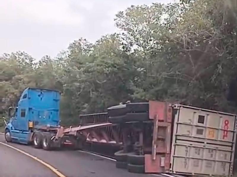 Volcadura de tráiler obstruye la carretera libre La Salada