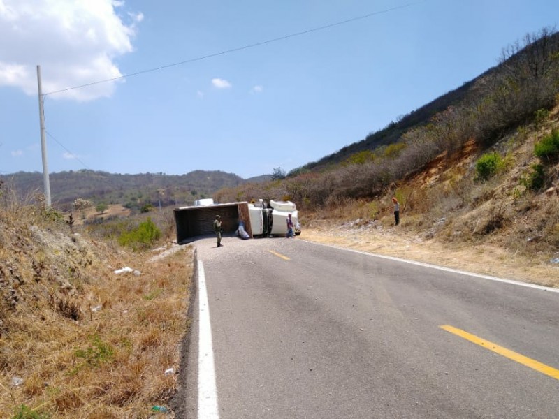 Vuelca  un tráiler a la altura de Santigo Matatlán