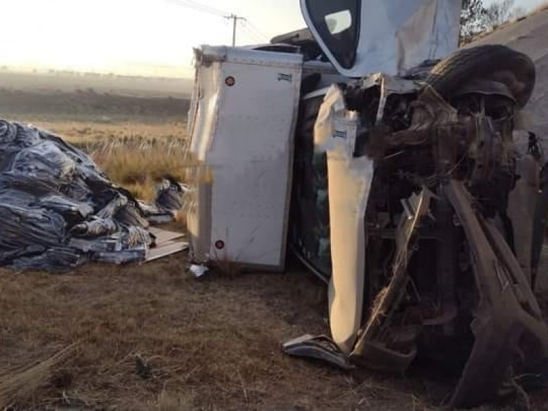 Volcadura de unidad tras asalto en la Teziutlán-Virreyes