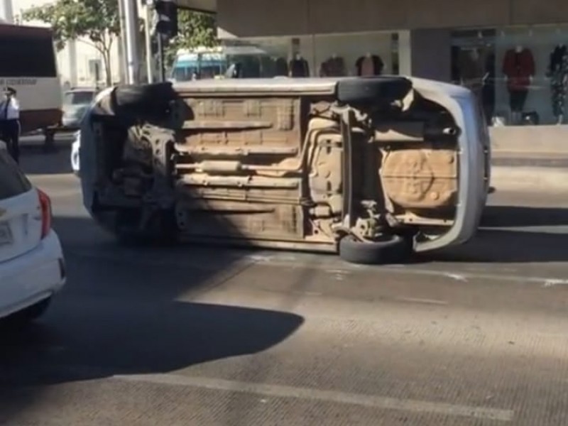 Volcadura de vehículo, deja solo daños materiales en Culiacán