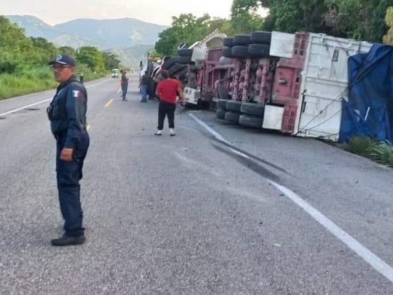 Volcadura de vehículo pesado en San Pedro Tapanatepec