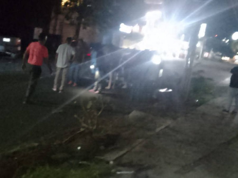 Volcadura de vehículo sobre Av. Ayuntamiento en La Villa