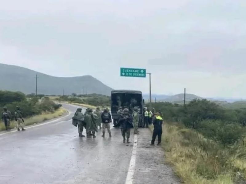 Volcadura de vehículo militar en Cuencamé deja dos muertos