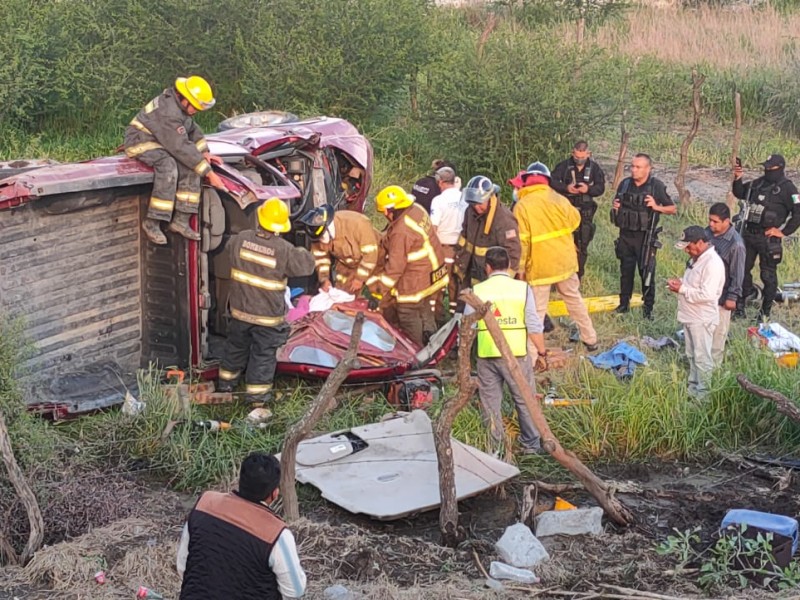 Volcadura deja 15 lesionados en Acatlán