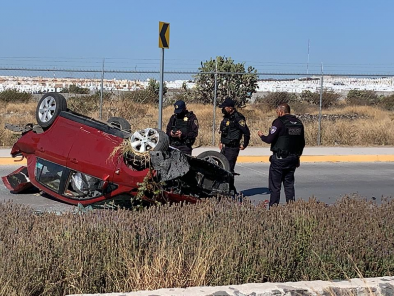 Volcadura deja 3 heridos en Av de la Luz