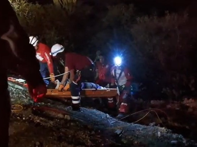 Volcadura deja a una pareja lesionados