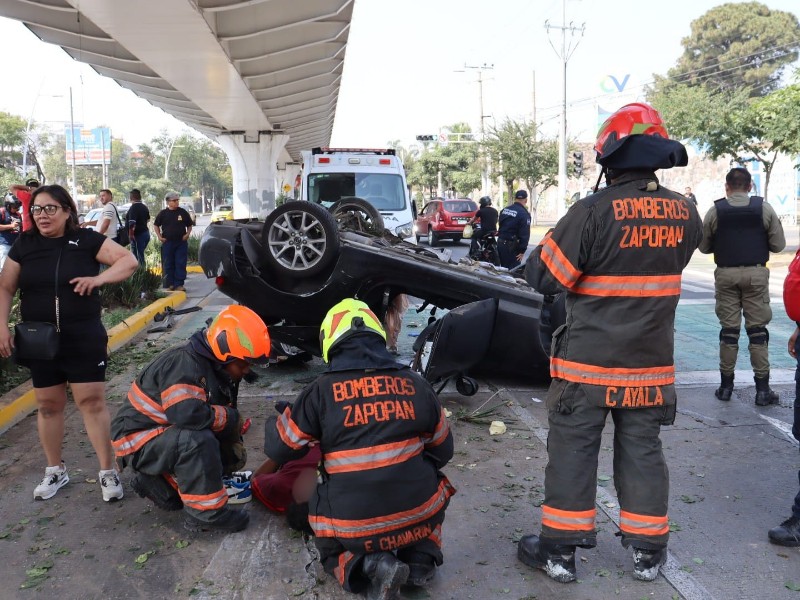 Volcadura deja dos heridos en Ávila Camacho