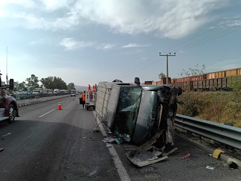 Volcadura deja dos personas sin vida y cuatro lesionados