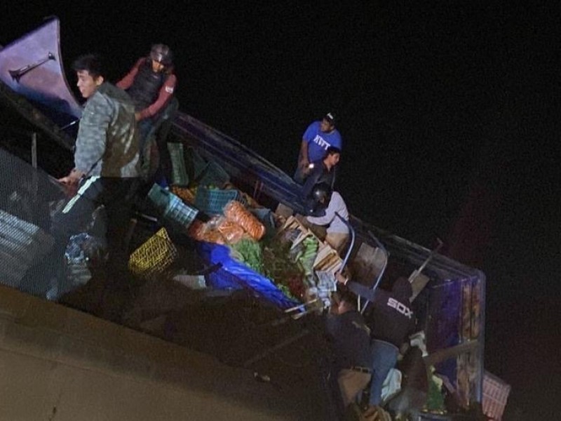 Volcadura doble desata rapiña y paraliza autopista Puebla-Orizaba